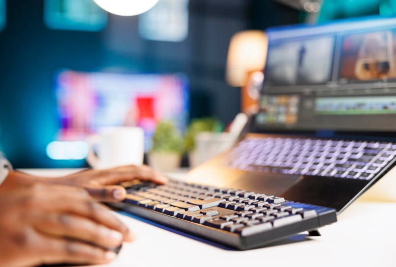 Monteur ajustant une vidéo dans un logiciel